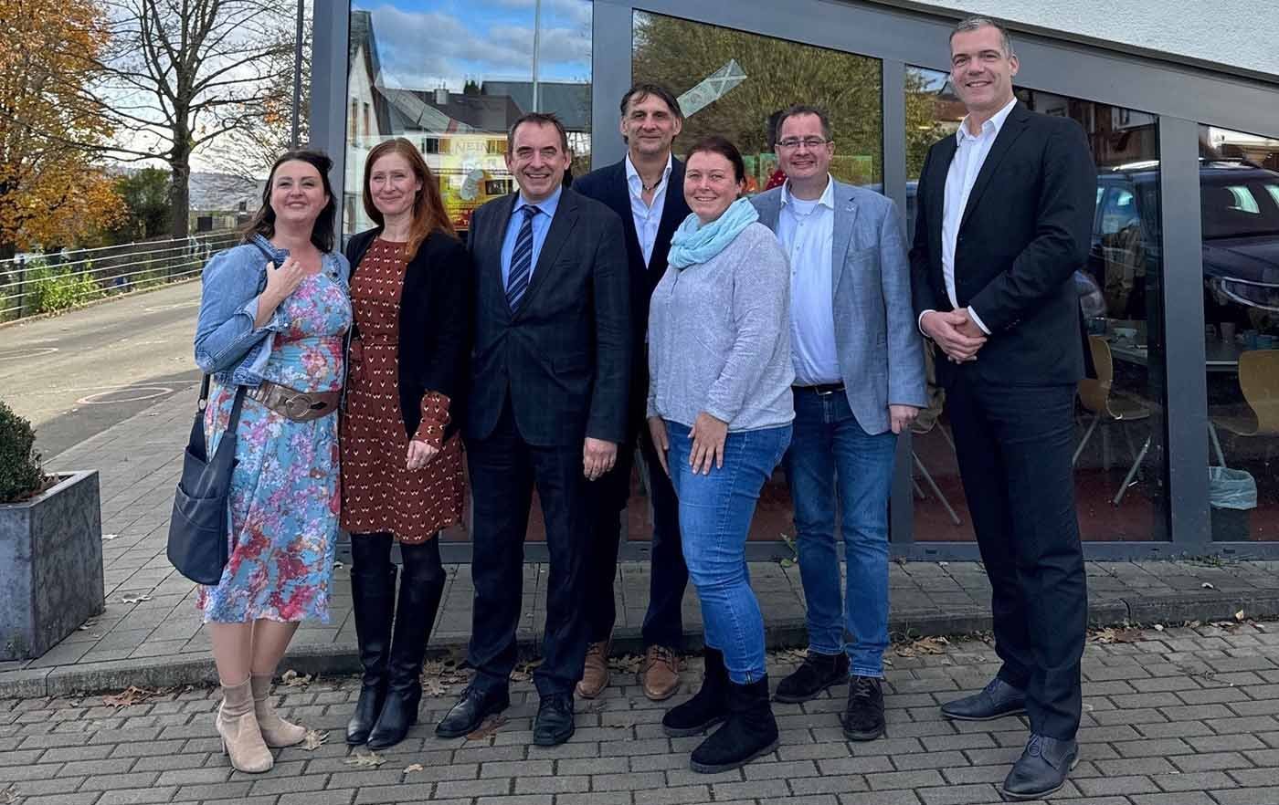 Der Kultusmister zu Besuch in der Grundschule in Niederbiel
