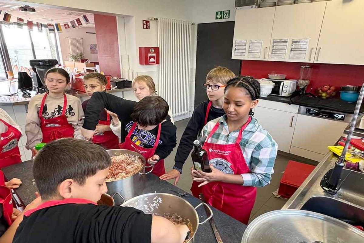  Wir lernen kochen - Grundschulkurs Kochen in Niederbiel.