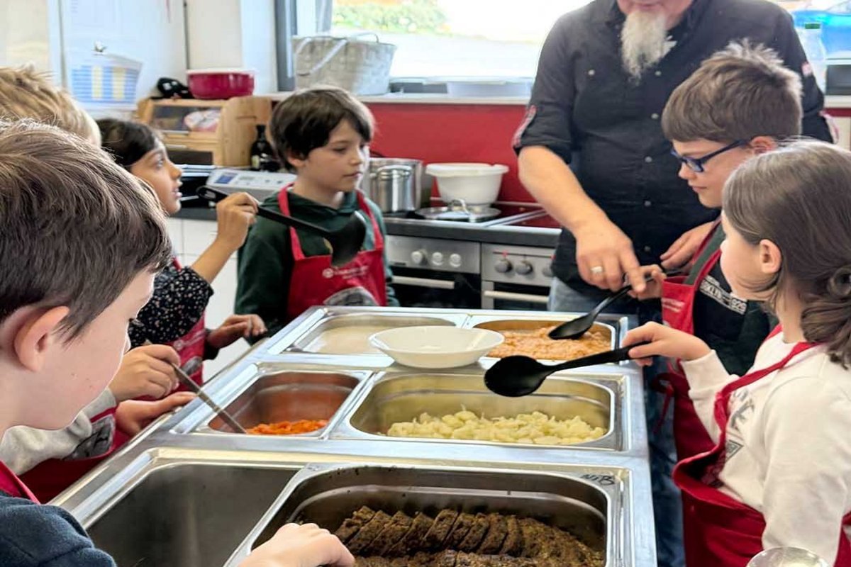  Wir lernen kochen - Grundschulkurs Kochen in Niederbiel.