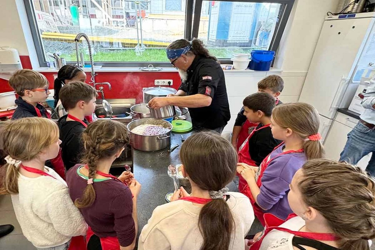  Wir lernen kochen - Grundschulkurs Kochen in Niederbiel.